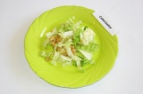 Готовое блюдо: салат из пекинской капусты с яблоком