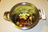 Шаг 3. Сложить чеснок и имбирь в кастрюлю, добавить винный уксус и соевый соус.