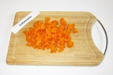Шаг 4. Морковь отварить и нарезать.