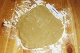 Шаг 6. Раскатать тесто в пласт толщиной 5 мм.
