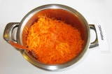 Шаг 4. Добавить морковь, соль. Тушить под закрытой крышкой 15 минут, периодическ