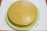 Шаг 9. Смазать кремом бока и верх готового торта.
