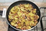 Шаг 6. Добавить в сковороду картофель и грибы. Немного подсолить и хорошо переме