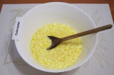 Шаг 2. Растереть размягченное сливочное масло с яйцами.