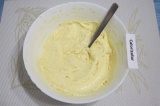 Шаг 7. Взбить миксером все ингредиенты для крема в однородную массу.