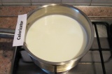 Шаг 4. Довести до кипения молоко, добавить сахар и соль, размешать.