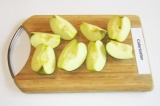 Шаг 1. Яблоки разрезать на 4 части, удалить семена.