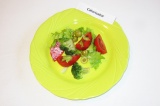 Готовое блюдо: салат из брокколи и помидоров