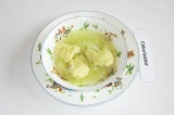 Готовое блюдо: капустный суп с клецками