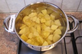 Шаг 1. Картофель нарезать дольками и отварить до готовности.