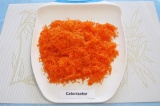 Шаг 3. Очищенную морковь натереть на мелкой терке.