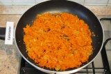Шаг 5. Добавить к луку морковь, перемешать и обжаривать около 10 минут.