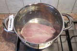 Шаг 1. Промыть мясо, поставить на огонь и варить мясо 1,5 часа.