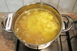 Шаг 3. Порезать небольшими кубиками картофель, добавить его в бульон и варить 5