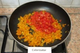 Шаг 6. Очистить помидоры от кожицы, нарезать мелкими кубиками. Добавить в сковор