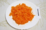 Шаг 2. Очистить, вымыть и натереть на мелкой терке морковь.