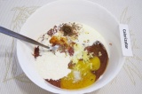 Шаг 5. Добавить яйцо, сливки, муку, измельченный чеснок, мускатный орех и соль.