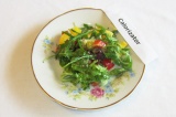 Готовое блюдо: салатный микс с творогом и овощами