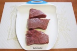 Шаг 1. Хорошо промыть мясо и обсушить, нарезать кусочками толщиной 1,5-2 см.