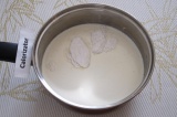 Шаг 1. Влить в кастрюлю стакан молока и сливки. Добавить сахар, ванильный сахар