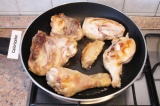 Шаг 2. Обжарить кусочки курицы на растительном масле на среднем огне до золотист