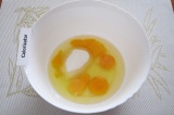 Шаг 1. Взбить миксером в большой миске яйца с сахаром около 2 минут.