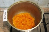 Шаг 5. Добавить морковь, перемешать и жарить около 5-7 минут.