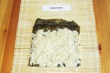 Шаг 9. Сверху выложить подготовленный рис, оставив свободными 2 см с краю.
