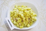 Шаг 4. Горячий картофель очистить и нарезать небольшими кубиками (примерно 1 см)