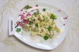 Готовое блюдо: салат с куриным филе и белым вином