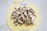 Шаг 3. Вымытые грибы тоже нарезать соломкой 0,5х2 см.
