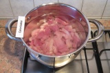 Шаг 1. Нарезать брусочками свинину и поставить вариться. Когда вода закипит, сня