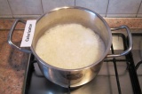 Шаг 1. Хорошо промыть рис в холодной воде, сварить его до полуготовности в воде