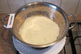 Шаг 3. Сваренный рис опять промыть в холодной воде.