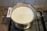 Шаг 4. Довести до кипения молоко, выложить рис. Посолить и варить до готовности