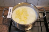 Шаг 5. Добавить сливочное масло и сахар, когда рис будет совсем готов. Перемешат