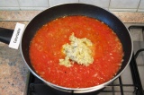 Шаг 7. Выложить эту смесь в сковороду к помидорам, размешать и прогреть нескольк
