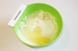 Шаг 5. В отдельной миске соединить муку, воду, 1 яйцо, соль.
