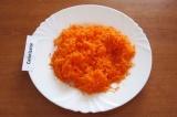 Шаг 1. Очистить и натереть на мелкой терке морковь.