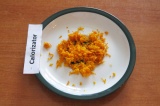 Шаг 2. Вымыть апельсин и снять цедру (натереть на мелкой терке оранжевый слой).