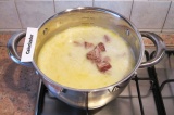 Шаг 10. Выложить ломтики мяса в суп, украсить мелко нарезанной петрушкой при под