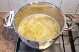 Шаг 6. Добавить в бульон пассерованый лук за 10 минут до готовности риса.