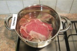Шаг 1. Мясо помыть, залить водой и 1,5 часа до готовности мяса.