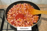Шаг 6. Добавить через 2 минуты томатную пасту.