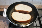 Шаг 2. Обжарить хлеб с одной стороны на сковороде с разогретым сливочным маслом.