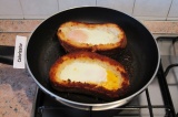 Шаг 5. Закрыть сковороду крышкой и на медленном огне готовить, пока яйца не схва