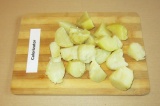 Шаг 3. Картофель отварить в мундире, почистить, крупно нарезать.