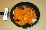 Шаг 5. Добавить морковь. Обжаривать еще 5 минут.
