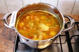 Шаг 10. Посолить и поперчить суп, добавить рубленый укроп и варить еще 2 мин.