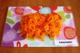 Шаг 3. Очистить и помыть морковь, натереть на средней терке.